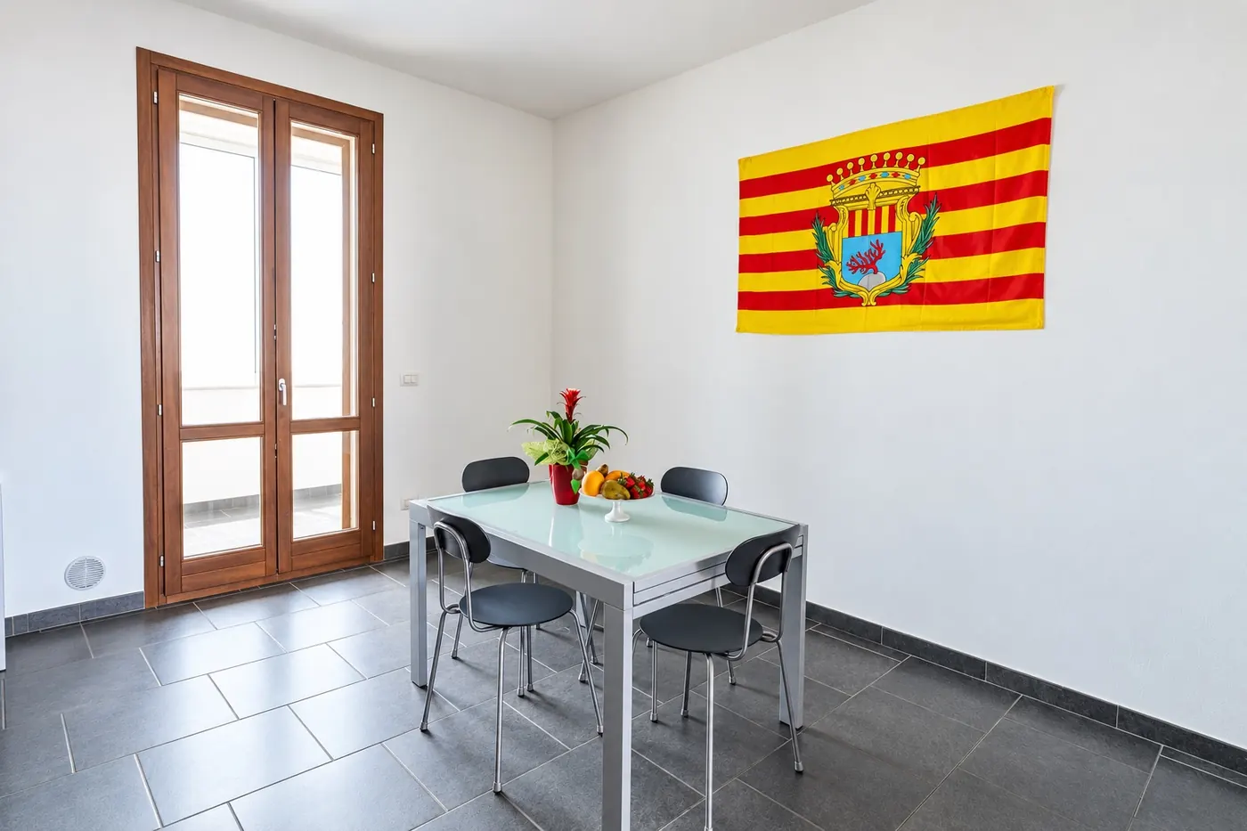 La zona pranzo con la bandiera di Alghero