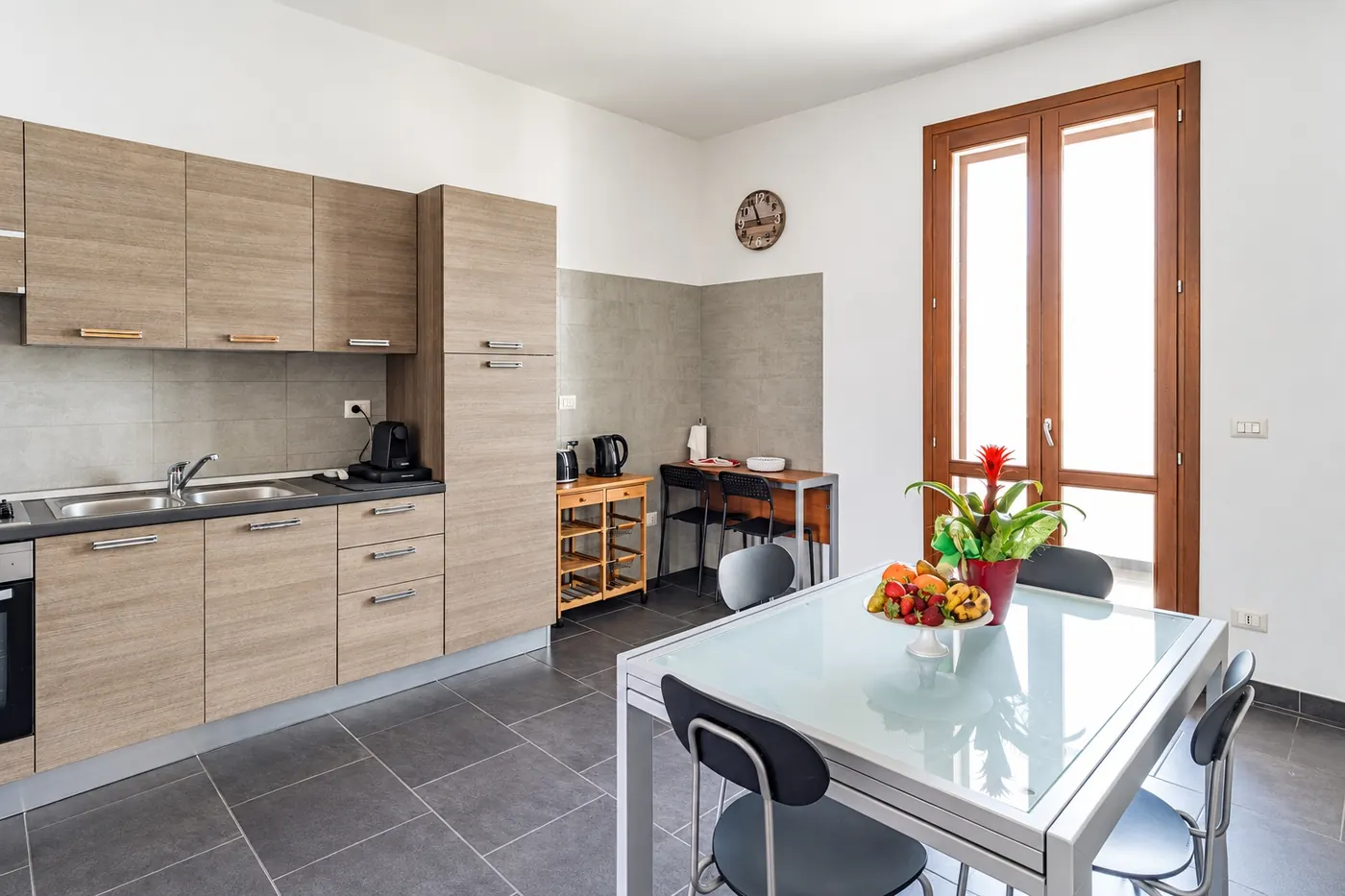 La cucina con il tavolo da pranzo